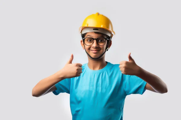 Lindo Asiático Indio Feliz Niño Usando Amarillo Construcción Casco Seguridad —  Fotos de Stock