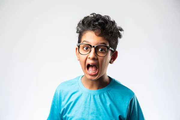 Gözlüklü Neşeli Hintli Küçük Çocuğun Portresi Başarıyı Kutluyor Beyaz Arka — Stok fotoğraf