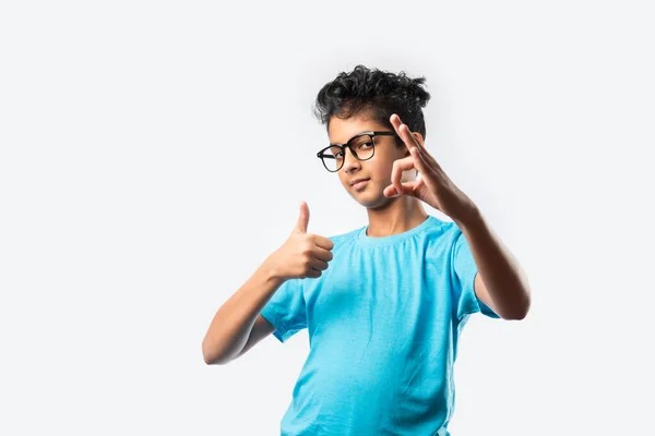 Porträtt Glad Indisk Asiatisk Liten Pojke Med Glasögon Firar Framgång — Stockfoto