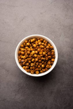 Baharatlı çıtır ya da kızarmış nohut ya da kırmızı biberli futana, seçici odaklı. Lezzetli bir vejetaryen aperatifi ya da kokteyl içecekleriyle tüketilen chakna.