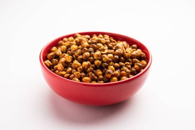 Baharatlı çıtır ya da kızarmış nohut ya da kırmızı biberli futana, seçici odaklı. Lezzetli bir vejetaryen aperatifi ya da kokteyl içecekleriyle tüketilen chakna.