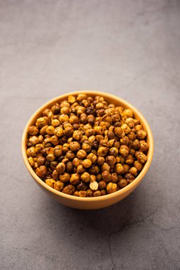 Baharatlı çıtır ya da kızarmış nohut ya da kırmızı biberli futana, seçici odaklı. Lezzetli bir vejetaryen aperatifi ya da kokteyl içecekleriyle tüketilen chakna.