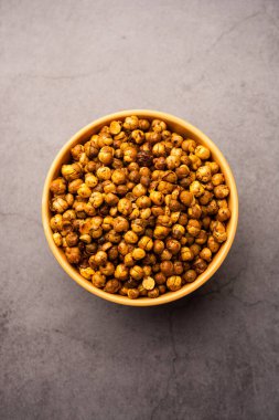 Baharatlı çıtır ya da kızarmış nohut ya da kırmızı biberli futana, seçici odaklı. Lezzetli bir vejetaryen aperatifi ya da kokteyl içecekleriyle tüketilen chakna.