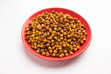 Baharatlı çıtır ya da kızarmış nohut ya da kırmızı biberli futana, seçici odaklı. Lezzetli bir vejetaryen aperatifi ya da kokteyl içecekleriyle tüketilen chakna.