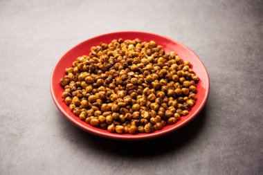 Baharatlı çıtır ya da kızarmış nohut ya da kırmızı biberli futana, seçici odaklı. Lezzetli bir vejetaryen aperatifi ya da kokteyl içecekleriyle tüketilen chakna.