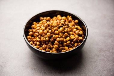 Baharatlı çıtır ya da kızarmış nohut ya da kırmızı biberli futana, seçici odaklı. Lezzetli bir vejetaryen aperatifi ya da kokteyl içecekleriyle tüketilen chakna.