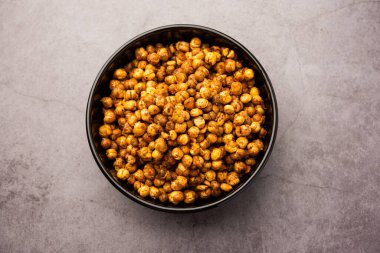 Baharatlı çıtır ya da kızarmış nohut ya da kırmızı biberli futana, seçici odaklı. Lezzetli bir vejetaryen aperatifi ya da kokteyl içecekleriyle tüketilen chakna.