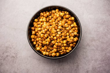 Baharatlı çıtır ya da kızarmış nohut ya da kırmızı biberli futana, seçici odaklı. Lezzetli bir vejetaryen aperatifi ya da kokteyl içecekleriyle tüketilen chakna.