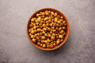 Baharatlı çıtır ya da kızarmış nohut ya da kırmızı biberli futana, seçici odaklı. Lezzetli bir vejetaryen aperatifi ya da kokteyl içecekleriyle tüketilen chakna.