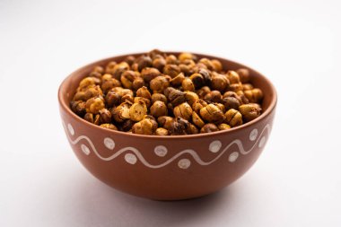 Baharatlı çıtır ya da kızarmış nohut ya da kırmızı biberli futana, seçici odaklı. Lezzetli bir vejetaryen aperatifi ya da kokteyl içecekleriyle tüketilen chakna.