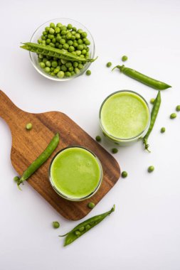 Yeşil Bezelye Taze Meyve Suyu ya da Watana ya da Vatana ile yapılan içecek, Hindistan 'ın sağlıklı yeşil içeceği bardakta servis edilir.