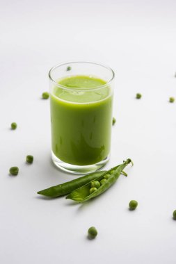 Yeşil Bezelye Taze Meyve Suyu ya da Watana ya da Vatana ile yapılan içecek, Hindistan 'ın sağlıklı yeşil içeceği bardakta servis edilir.