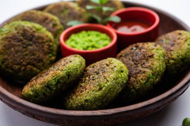 Hara bhara Kebap ya da Kebap, yeşil nane sosuyla servis edilen Hint vejetaryen aperatifi. seçici odak