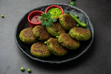Hara bhara Kebap ya da Kebap, yeşil nane sosuyla servis edilen Hint vejetaryen aperatifi. seçici odak