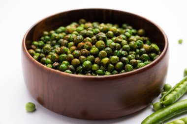 Hindistan 'da kokteyl içecekleriyle tüketilen yeşil bezelye kızartması veya kavrulmuş namkeen, kuru atıştırmalık veya chakna.