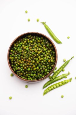 Hindistan 'da kokteyl içecekleriyle tüketilen yeşil bezelye kızartması veya kavrulmuş namkeen, kuru atıştırmalık veya chakna.