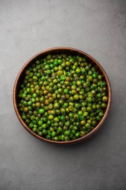 Hindistan 'da kokteyl içecekleriyle tüketilen yeşil bezelye kızartması veya kavrulmuş namkeen, kuru atıştırmalık veya chakna.