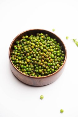 Hindistan 'da kokteyl içecekleriyle tüketilen yeşil bezelye kızartması veya kavrulmuş namkeen, kuru atıştırmalık veya chakna.