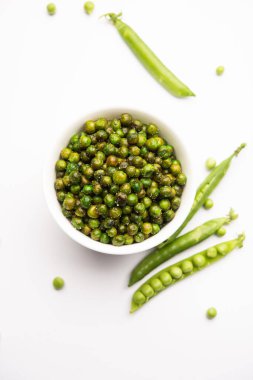 Hindistan 'da kokteyl içecekleriyle tüketilen yeşil bezelye kızartması veya kavrulmuş namkeen, kuru atıştırmalık veya chakna.