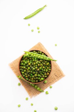 Hindistan 'da kokteyl içecekleriyle tüketilen yeşil bezelye kızartması veya kavrulmuş namkeen, kuru atıştırmalık veya chakna.