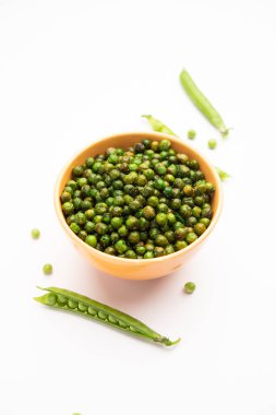 Hindistan 'da kokteyl içecekleriyle tüketilen yeşil bezelye kızartması veya kavrulmuş namkeen, kuru atıştırmalık veya chakna.