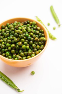 Hindistan 'da kokteyl içecekleriyle tüketilen yeşil bezelye kızartması veya kavrulmuş namkeen, kuru atıştırmalık veya chakna.