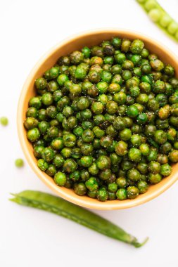 Hindistan 'da kokteyl içecekleriyle tüketilen yeşil bezelye kızartması veya kavrulmuş namkeen, kuru atıştırmalık veya chakna.