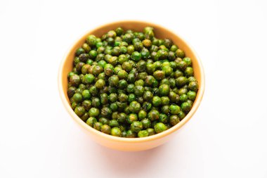 Hindistan 'da kokteyl içecekleriyle tüketilen yeşil bezelye kızartması veya kavrulmuş namkeen, kuru atıştırmalık veya chakna.