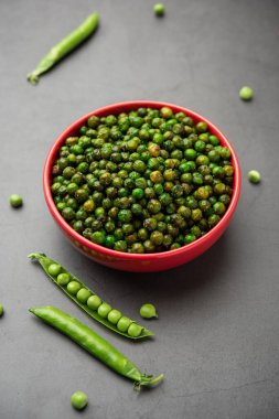 Hindistan 'da kokteyl içecekleriyle tüketilen yeşil bezelye kızartması veya kavrulmuş namkeen, kuru atıştırmalık veya chakna.