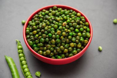 Hindistan 'da kokteyl içecekleriyle tüketilen yeşil bezelye kızartması veya kavrulmuş namkeen, kuru atıştırmalık veya chakna.