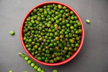 Hindistan 'da kokteyl içecekleriyle tüketilen yeşil bezelye kızartması veya kavrulmuş namkeen, kuru atıştırmalık veya chakna.