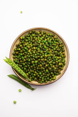 Hindistan 'da kokteyl içecekleriyle tüketilen yeşil bezelye kızartması veya kavrulmuş namkeen, kuru atıştırmalık veya chakna.