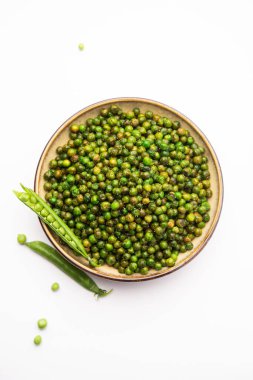 Hindistan 'da kokteyl içecekleriyle tüketilen yeşil bezelye kızartması veya kavrulmuş namkeen, kuru atıştırmalık veya chakna.