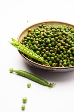 Hindistan 'da kokteyl içecekleriyle tüketilen yeşil bezelye kızartması veya kavrulmuş namkeen, kuru atıştırmalık veya chakna.