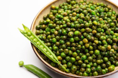 Hindistan 'da kokteyl içecekleriyle tüketilen yeşil bezelye kızartması veya kavrulmuş namkeen, kuru atıştırmalık veya chakna.