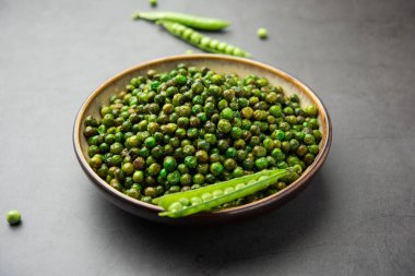 Hindistan 'da kokteyl içecekleriyle tüketilen yeşil bezelye kızartması veya kavrulmuş namkeen, kuru atıştırmalık veya chakna.