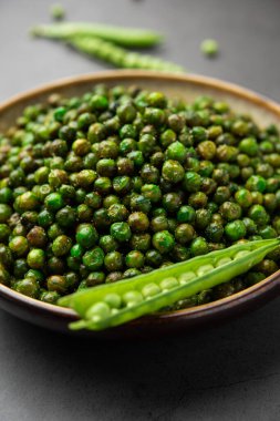 Hindistan 'da kokteyl içecekleriyle tüketilen yeşil bezelye kızartması veya kavrulmuş namkeen, kuru atıştırmalık veya chakna.