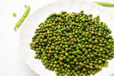 Hindistan 'da kokteyl içecekleriyle tüketilen yeşil bezelye kızartması veya kavrulmuş namkeen, kuru atıştırmalık veya chakna.