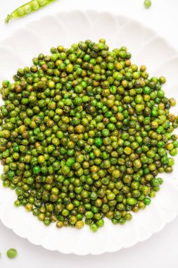 Hindistan 'da kokteyl içecekleriyle tüketilen yeşil bezelye kızartması veya kavrulmuş namkeen, kuru atıştırmalık veya chakna.