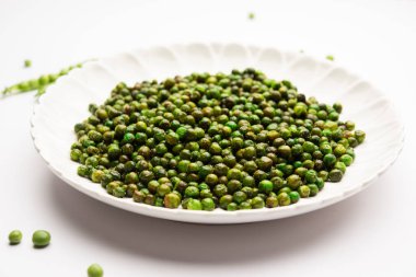 Hindistan 'da kokteyl içecekleriyle tüketilen yeşil bezelye kızartması veya kavrulmuş namkeen, kuru atıştırmalık veya chakna.