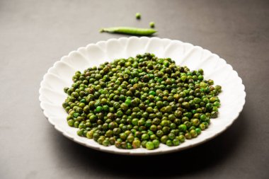 Hindistan 'da kokteyl içecekleriyle tüketilen yeşil bezelye kızartması veya kavrulmuş namkeen, kuru atıştırmalık veya chakna.