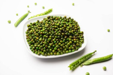 Hindistan 'da kokteyl içecekleriyle tüketilen yeşil bezelye kızartması veya kavrulmuş namkeen, kuru atıştırmalık veya chakna.