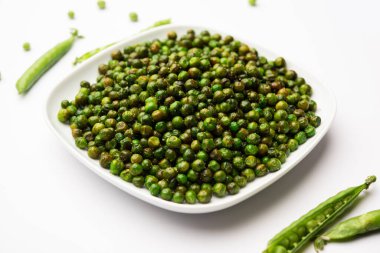 Hindistan 'da kokteyl içecekleriyle tüketilen yeşil bezelye kızartması veya kavrulmuş namkeen, kuru atıştırmalık veya chakna.