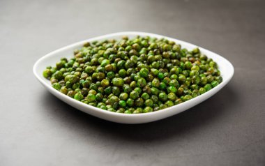 Hindistan 'da kokteyl içecekleriyle tüketilen yeşil bezelye kızartması veya kavrulmuş namkeen, kuru atıştırmalık veya chakna.