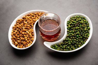 Kızarmış yeşil bezelye ve chana veya futana kızartması. Hindistan 'da popüler meze, abur cubur ya da sert içeceklerle dolu chakna.