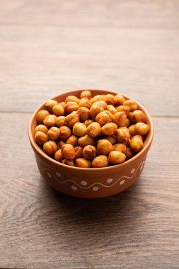 Kızarmış baharatlı nohut veya Hint chana 'sı veya kolesistektomi, popüler atıştırmalık tarifi.