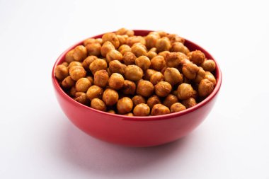 Kızarmış baharatlı nohut veya Hint chana 'sı veya kolesistektomi, popüler atıştırmalık tarifi.