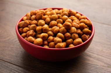 Kızarmış baharatlı nohut veya Hint chana 'sı veya kolesistektomi, popüler atıştırmalık tarifi.