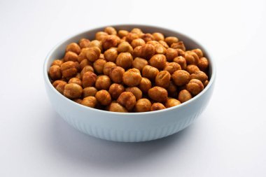 Kızarmış baharatlı nohut veya Hint chana 'sı veya kolesistektomi, popüler atıştırmalık tarifi.
