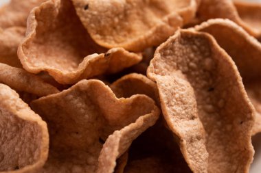 Ragi veya Nachni papad veya Fryums Nagali 'yi kullanarak yapılmış, nachani' den yapılmış çıtır çıtır ve baharatlı bir gelincik.